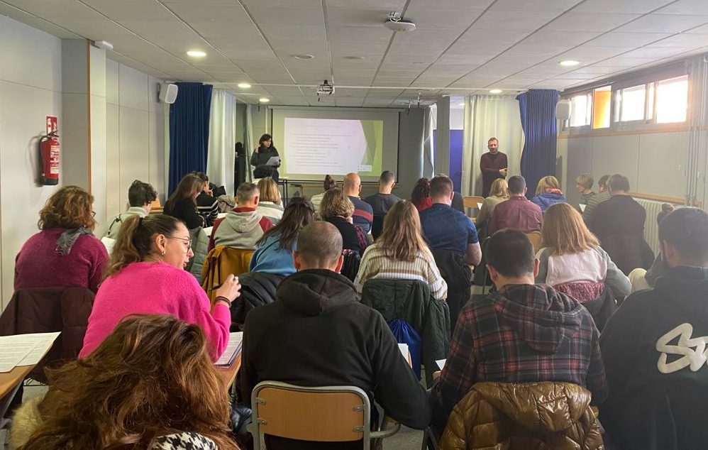 Educació inicia la formació del professat per al programa artístic «Escolarts»