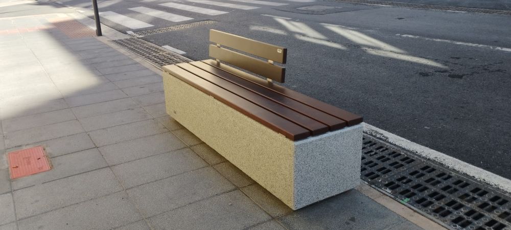 Tres nous bancs permetran descansar en diferents punts de l'avinguda de Castelló de Vilafranca