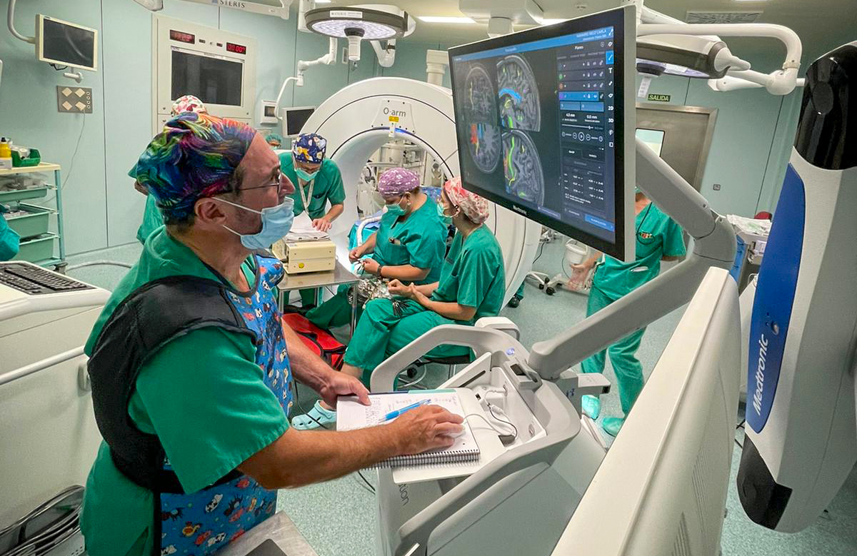 La Fe realitza amb èxit el primer implant d'un nou dispositiu per a millorar el Parkinson