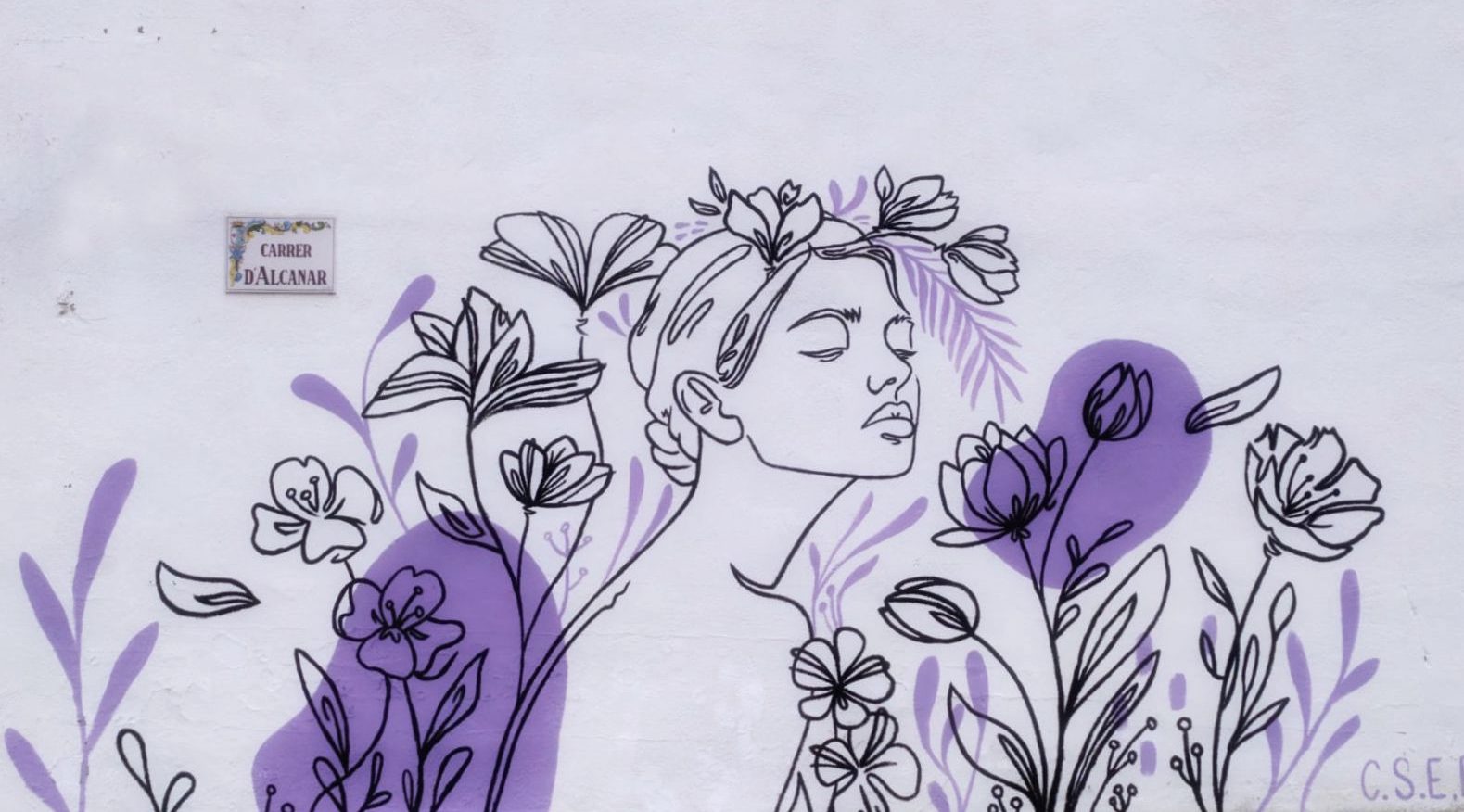 L’artista Eva Cutanda pinta un mural contra la violència de gènere a Càlig