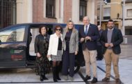 Marta Barrachina entrega un vehicle a l'AECC per a facilitar el trasllat de pacients i professionals