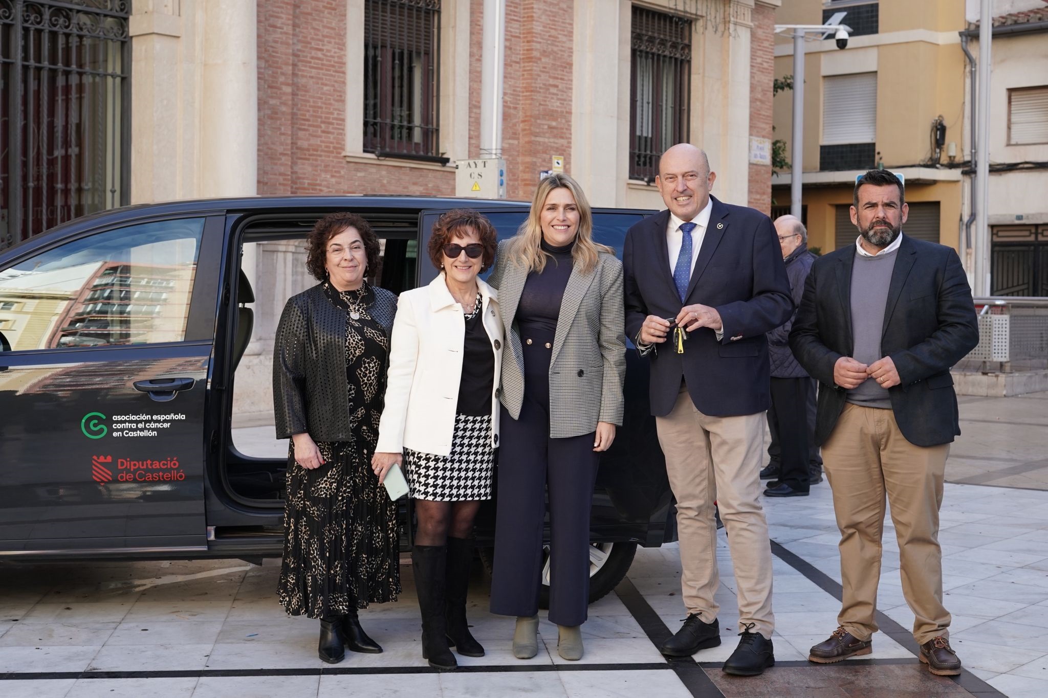 Marta Barrachina entrega un vehicle a l'AECC per a facilitar el trasllat de pacients i professionals
