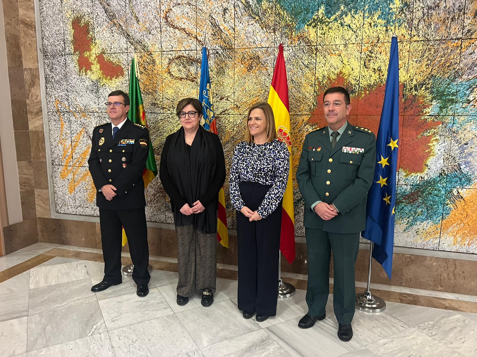 La delegada i la subdelegada mantenen una trobada amb els comandaments de les FCSE 