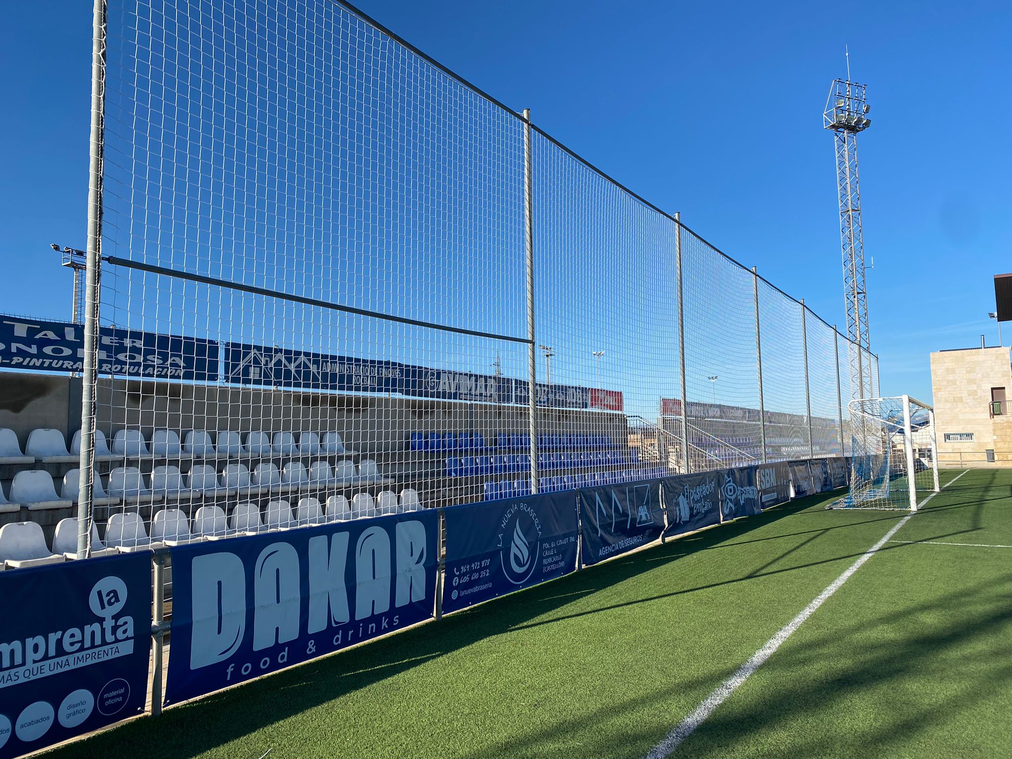 Es renoven les xarxes de protecció de l’estadi de la Ciutat Esportiva de Vinaròs