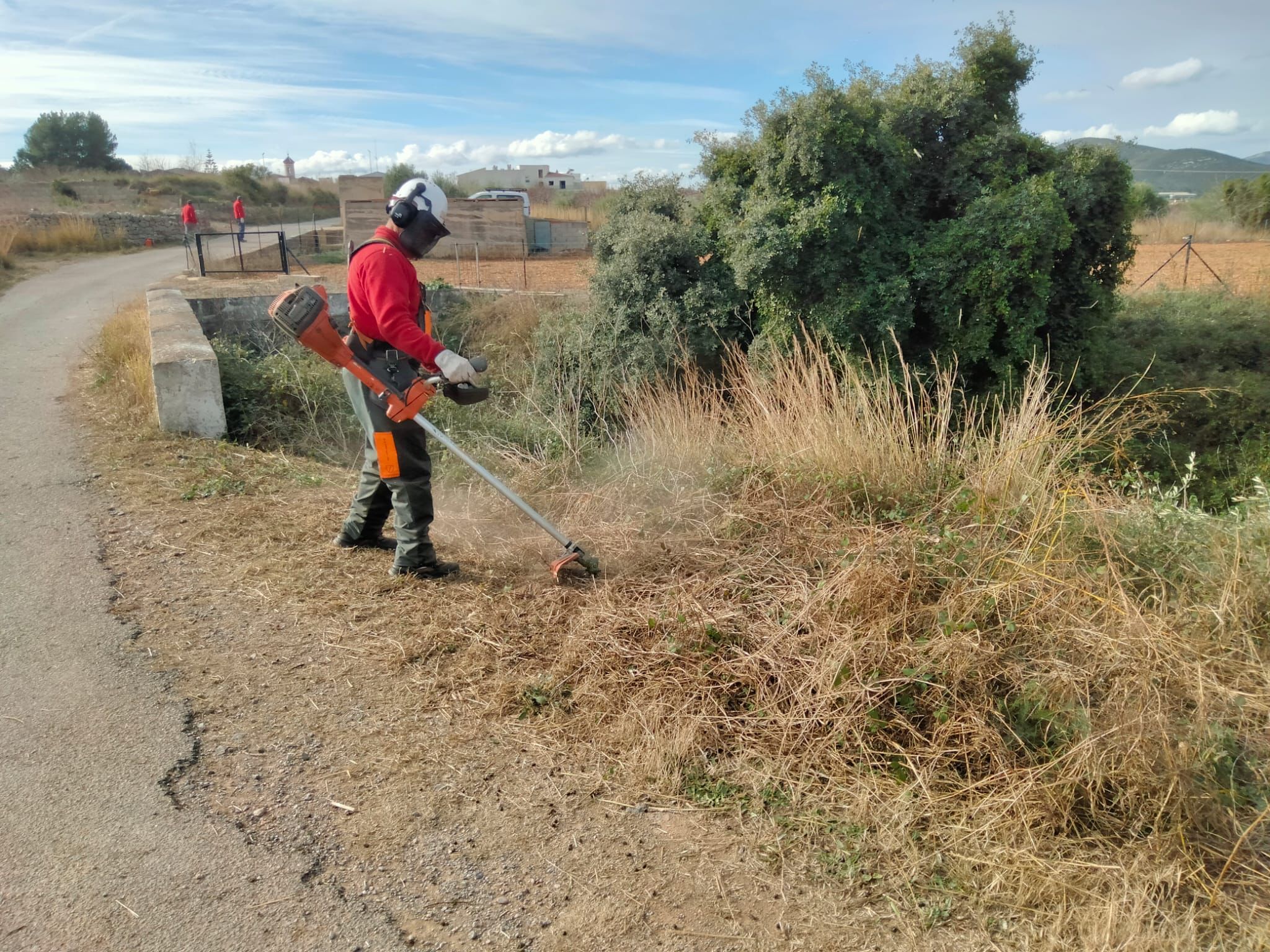 La brigada EMERGE esbrossa el camí «Coves d'Estruc» de Santa Magdalena