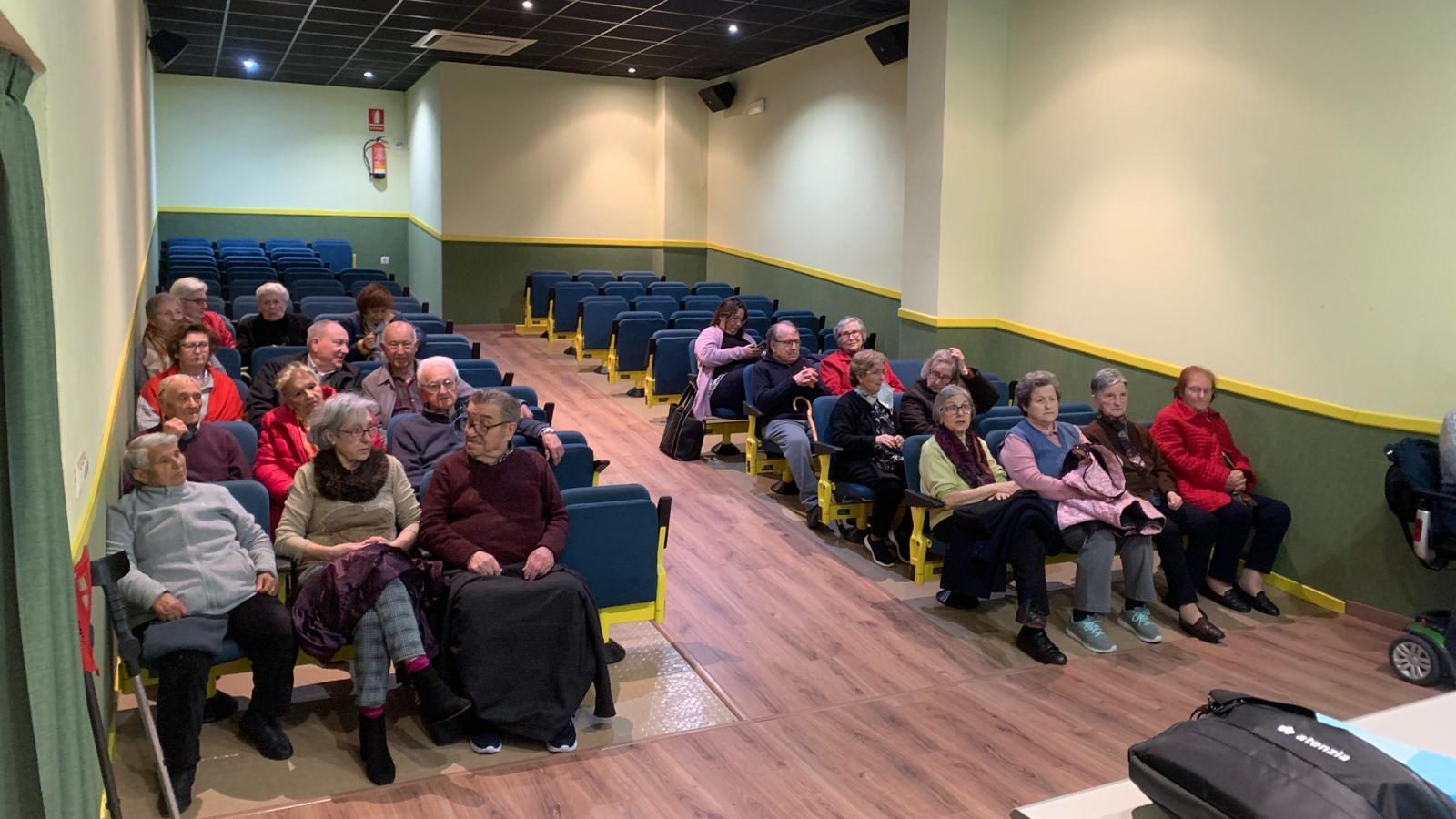 Més d’una vintena de persones van participar en la xarrada «Seguretat en el domicili» a Càlig