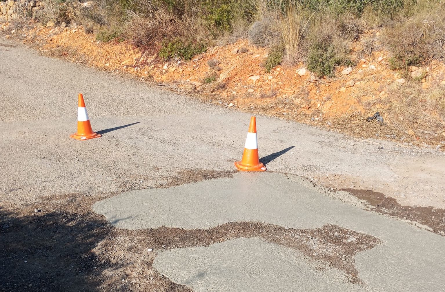 La Brigada Municipal de Càlig executa feines de manteniment en els camins rurals