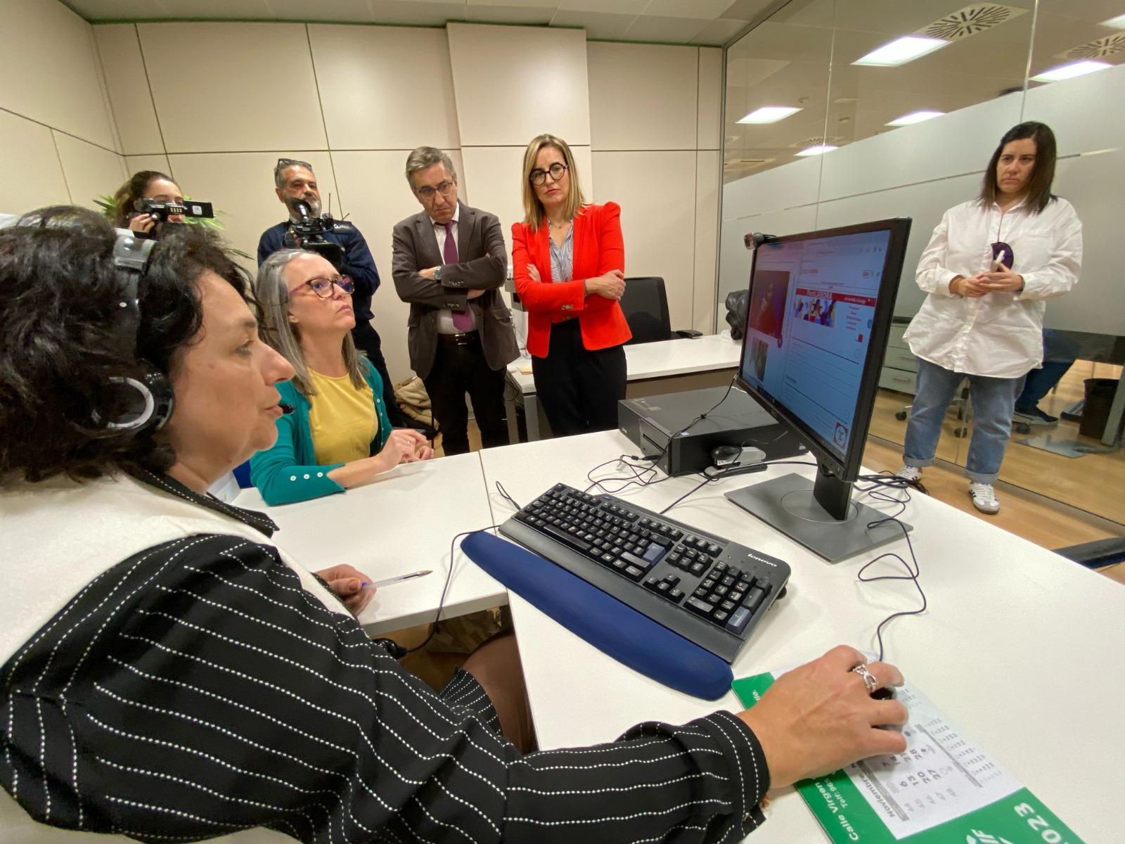 Labora posa en marxa un servici per a atendre persones sordes o amb discapacitat auditiva