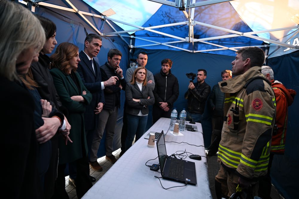 Sánchez trasllada la solidaritat i afecte del Govern als familiars de les víctimes de l'incendi
