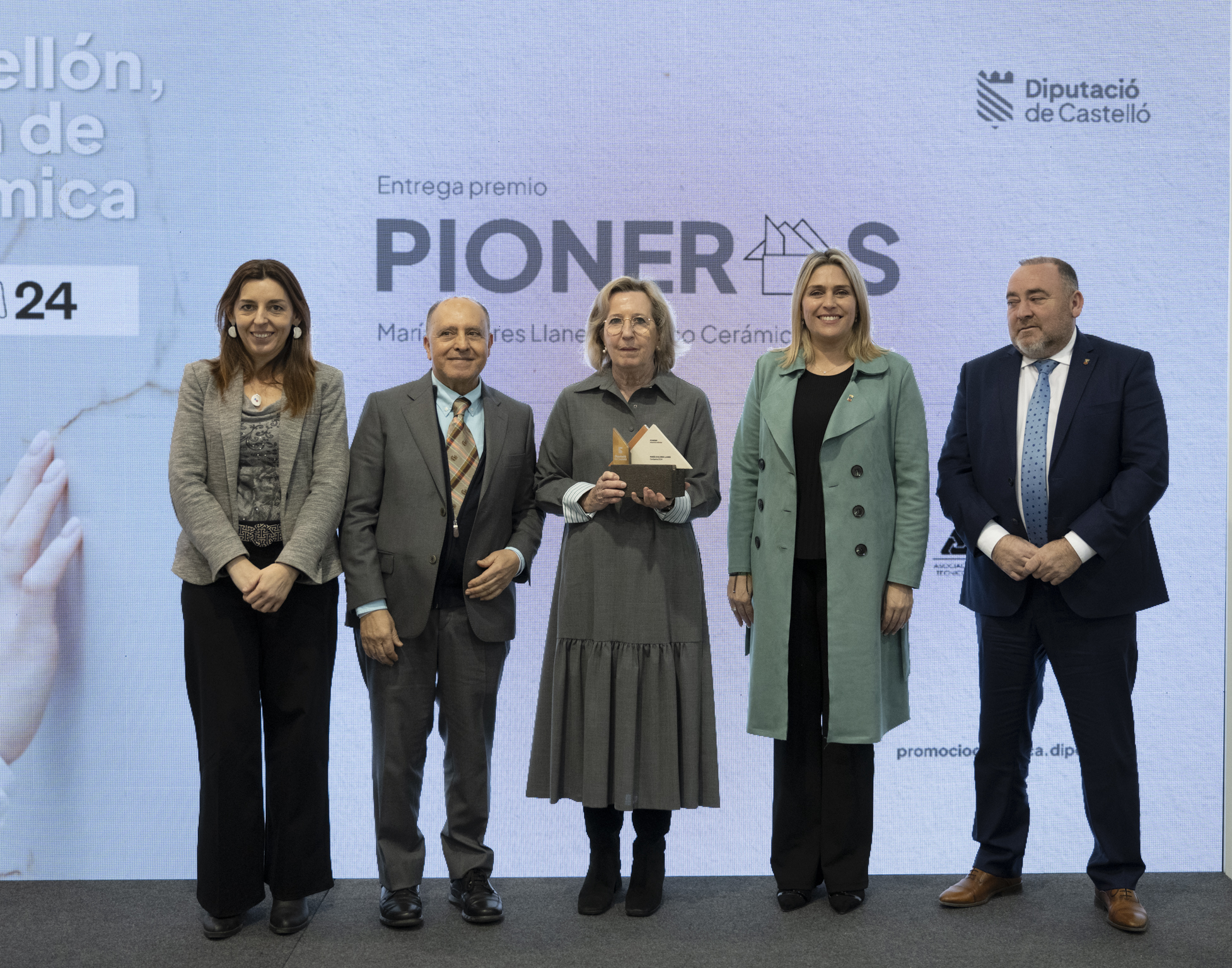 Marta Barrachina reconeix amb el «Premi Pioners» el treball dels qui van iniciar l'enlairament de la ceràmica