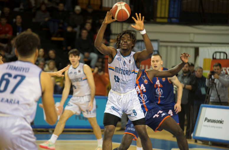 Maderas Sorlí Benicarló incorpora al pivot francés Maxime Yomi