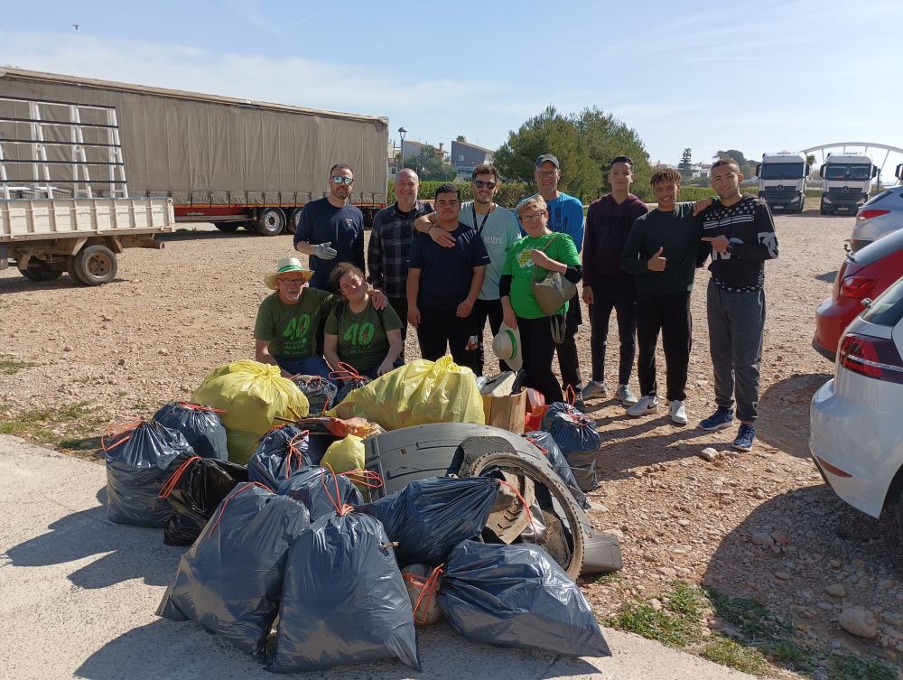 L'Ajuntament de Vinaròs col·labora en una jornada de recollida de residus al riu Cervol