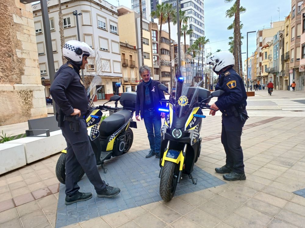 La Policia Local de Benicarló renova el parc automobilístic amb dos motocicletes elèctriques