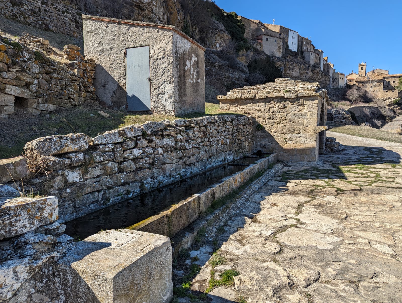 La brigada Emerge de Castellfort neteja senders, reconstruïx parets i millora accessos a explotacions