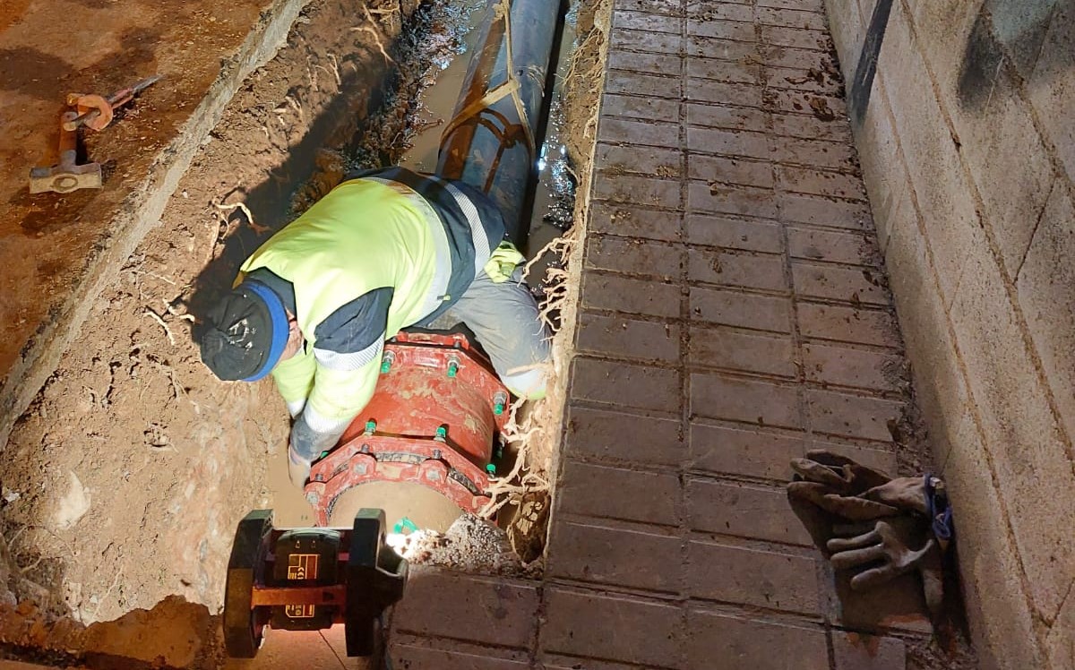 Reparen una fuita d’aigua al carrer de Peníscola de Benicarló