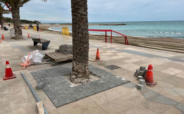 L’Ajuntament de Vinaròs realitza tasques de manteniment al passeig marítim