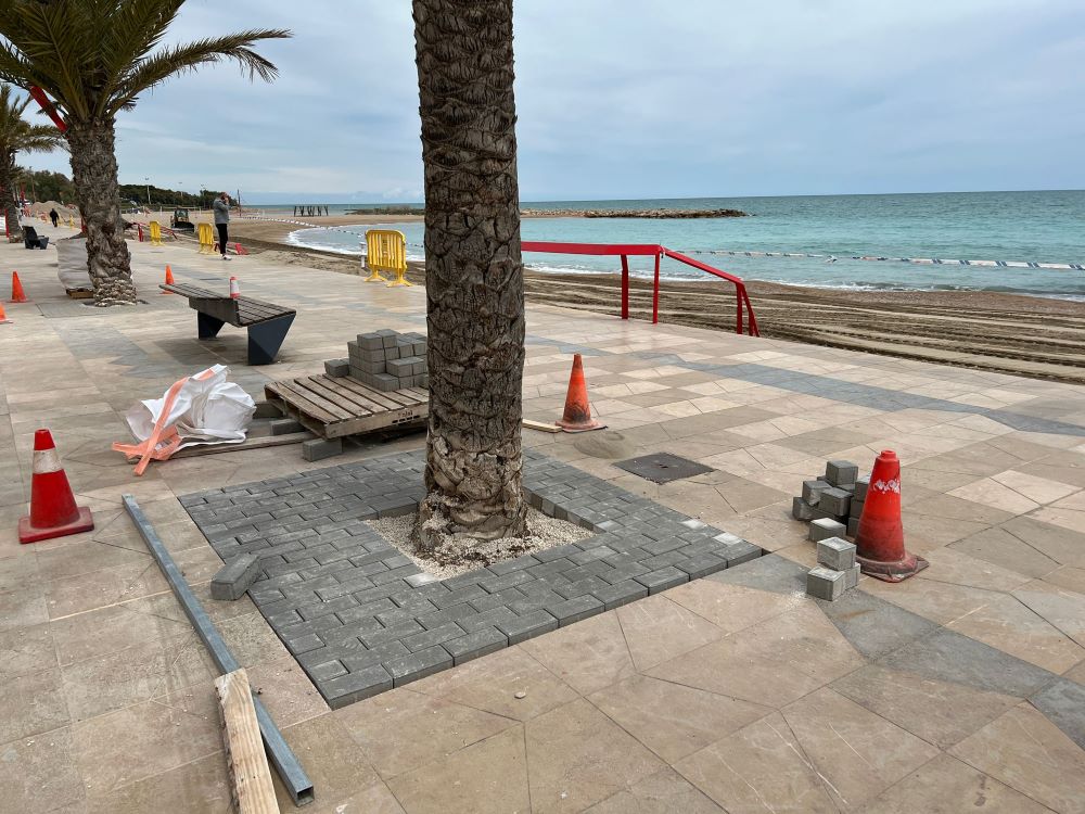 L’Ajuntament de Vinaròs realitza tasques de manteniment al passeig marítim