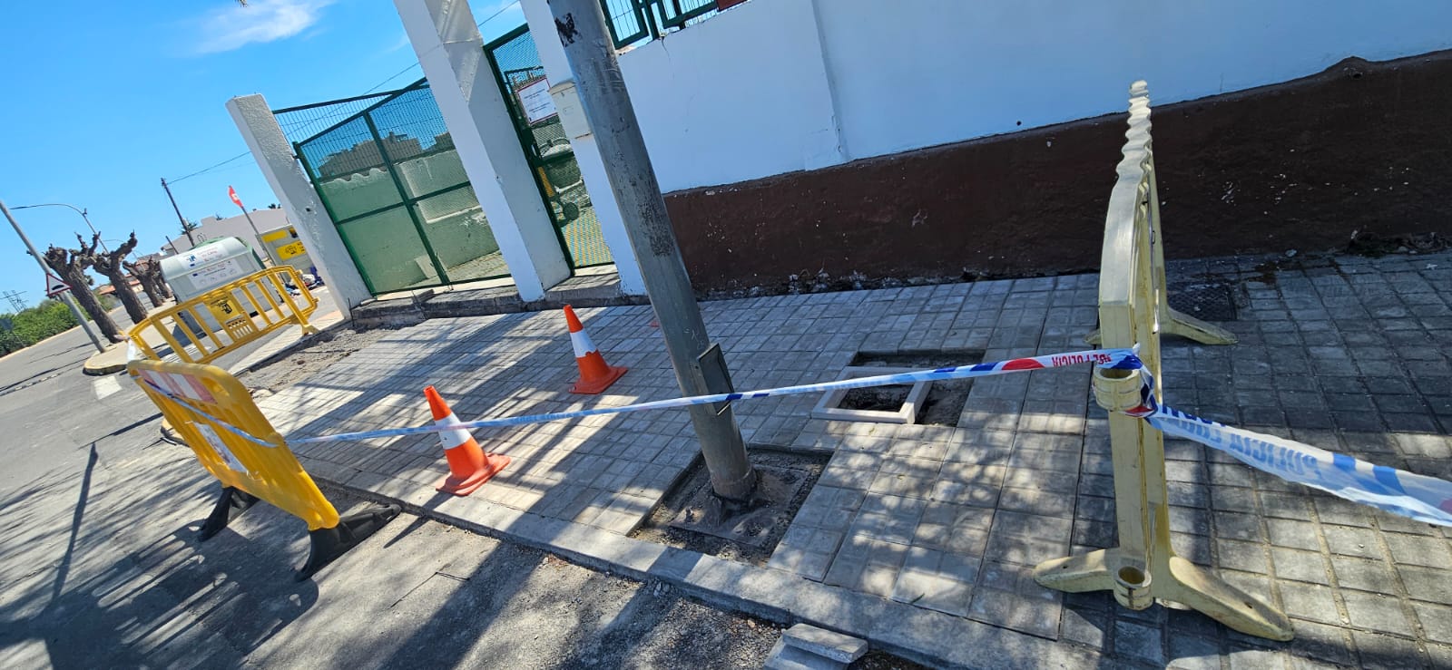 La Brigada Municipal de Càlig repara la vorera del passeig de Blas O’Sanz