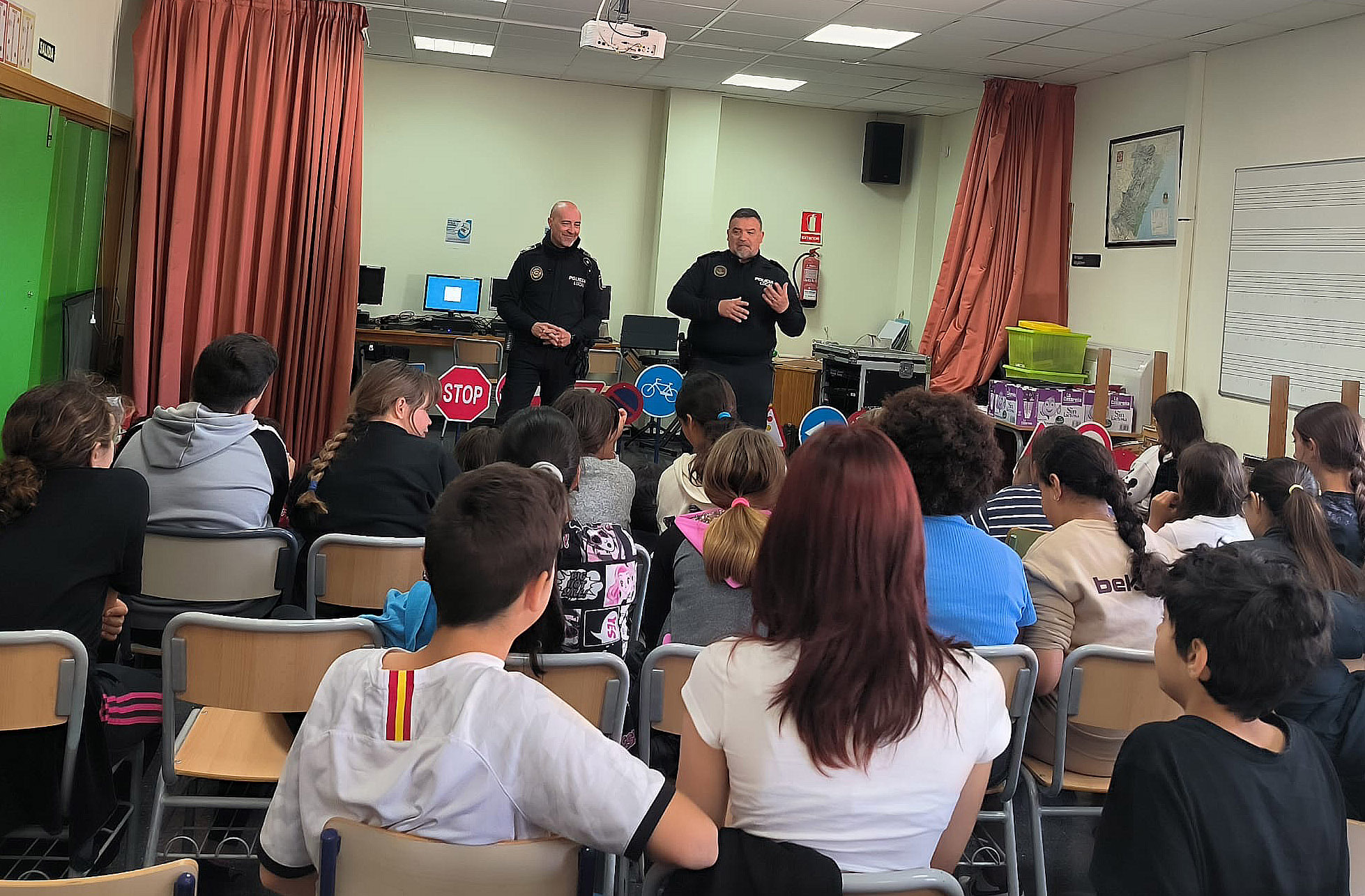 La Policia Local de Peníscola inicia les sessions teòriques sobre educació viària en el col·legi