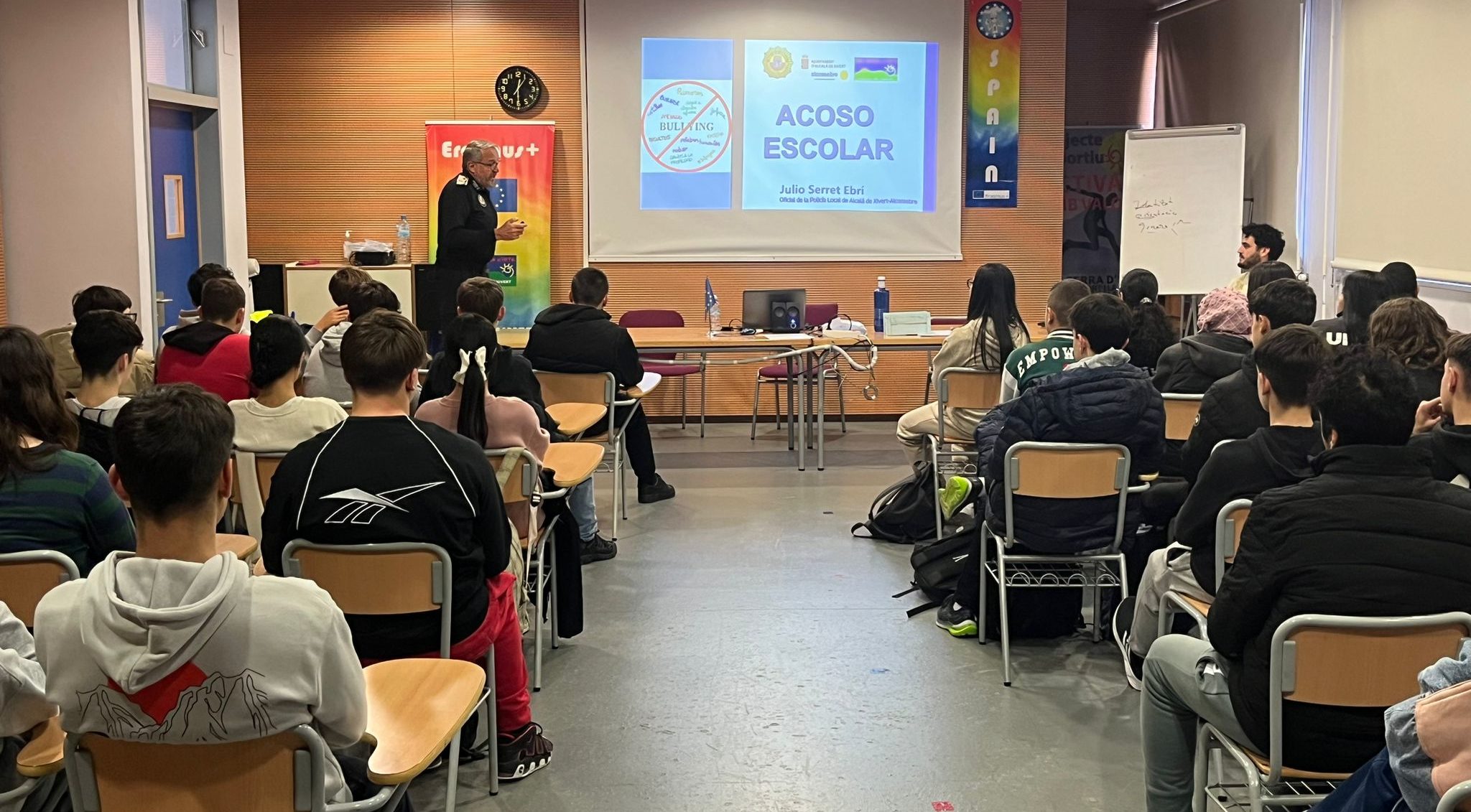 La Policia Local d'Alcalà-Alcossebre realitza xarrades per a previndre l'assetjament escolar
