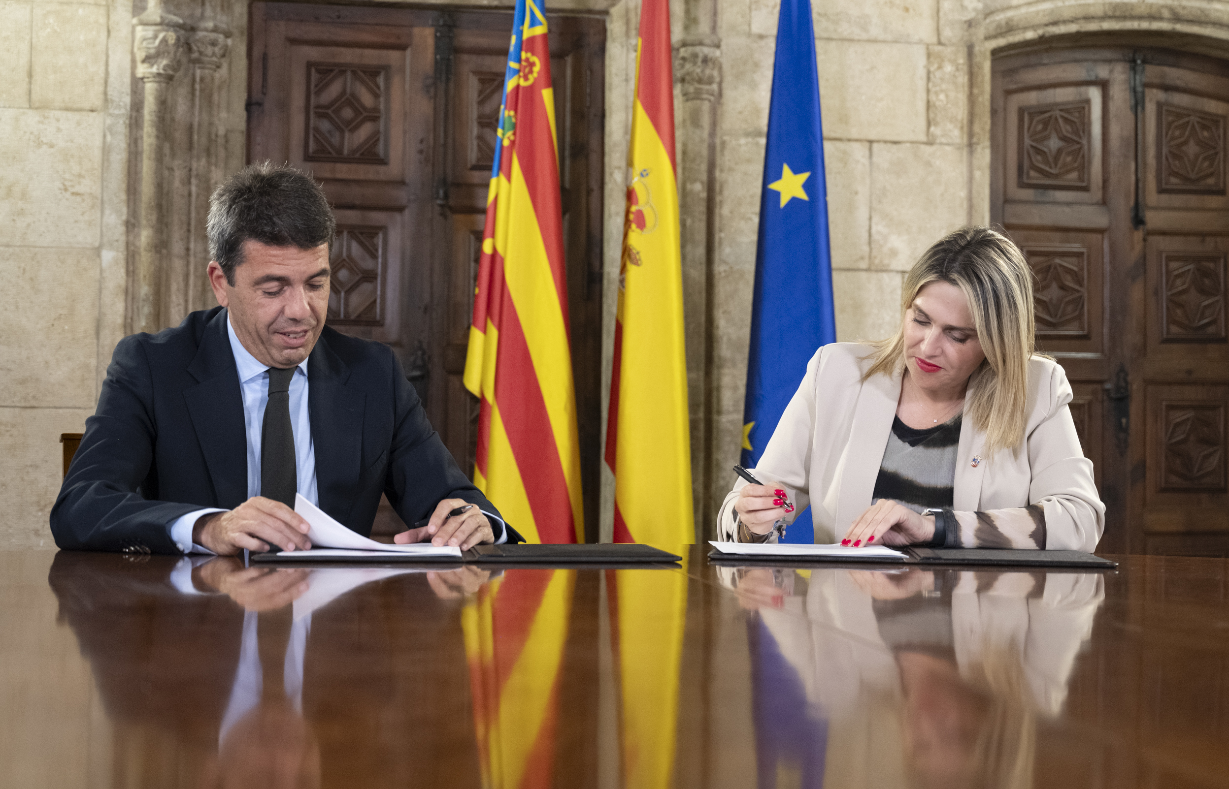 Barrachina signa l'acord per al foment de la participació ciutadana, transparència i bon govern en l'àmbit local