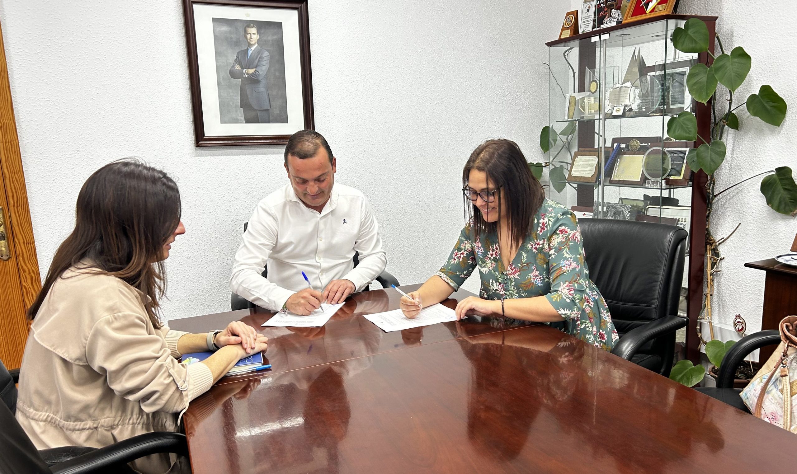 L'Ajuntament de Peníscola renova la seua col·laboració amb l'AMPA del col·legi