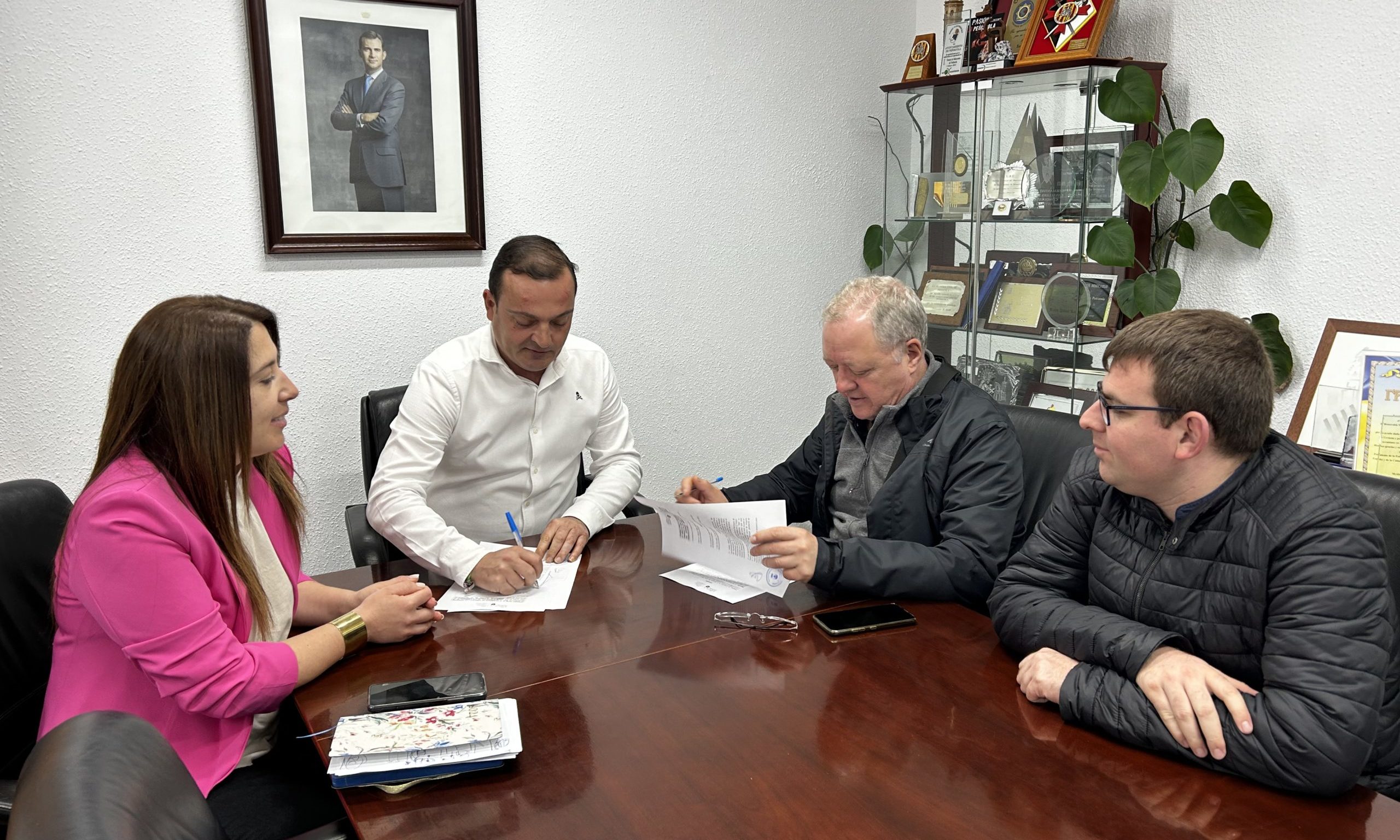 Peníscola subscriu un conveni per al manteniment de les campanes de l’Ermitana i Santa Maria