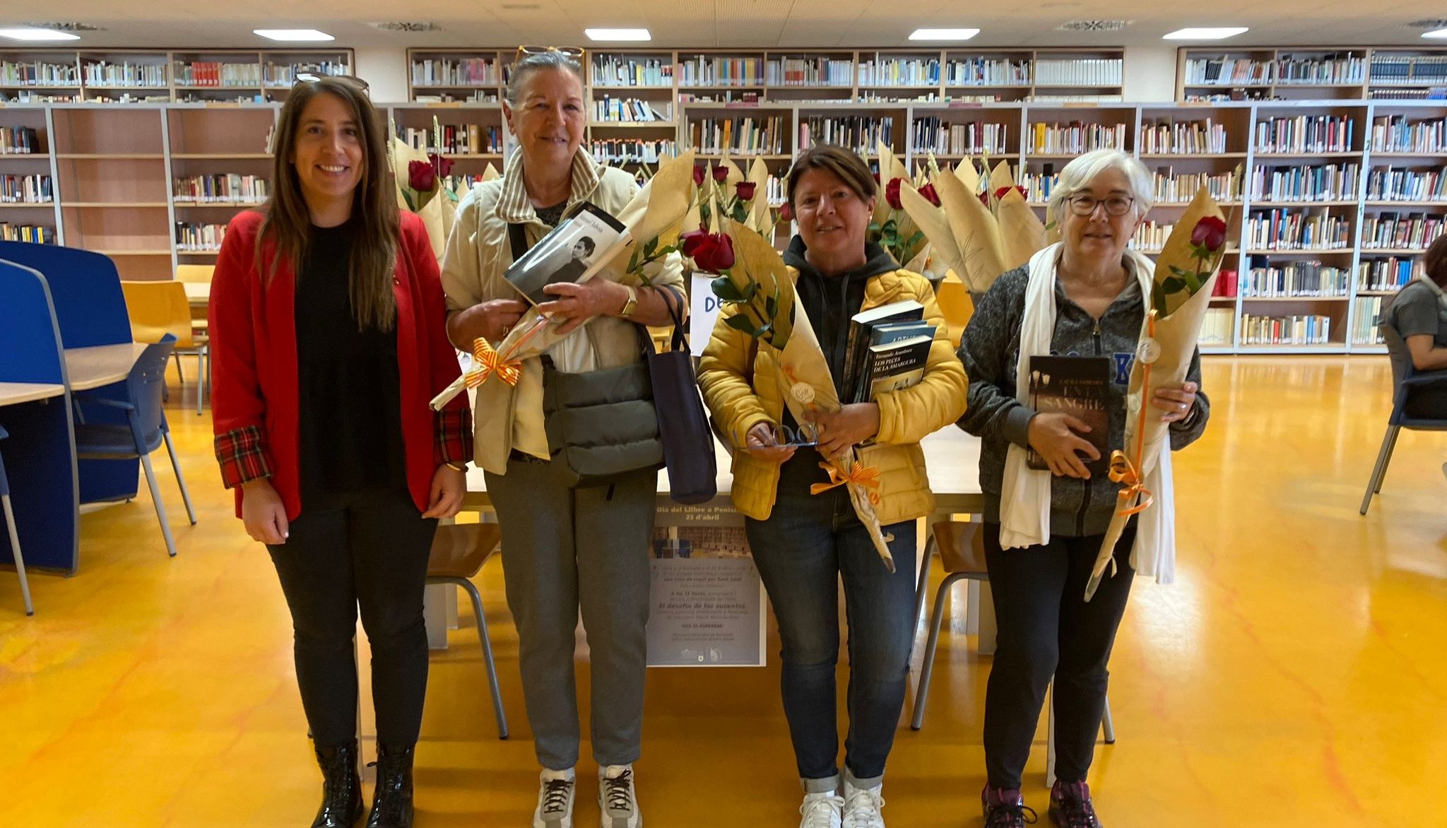 Peníscola celebra el Dia del Llibre amb l'entrega de roses roges als qui participen de les activitats de la Biblioteca