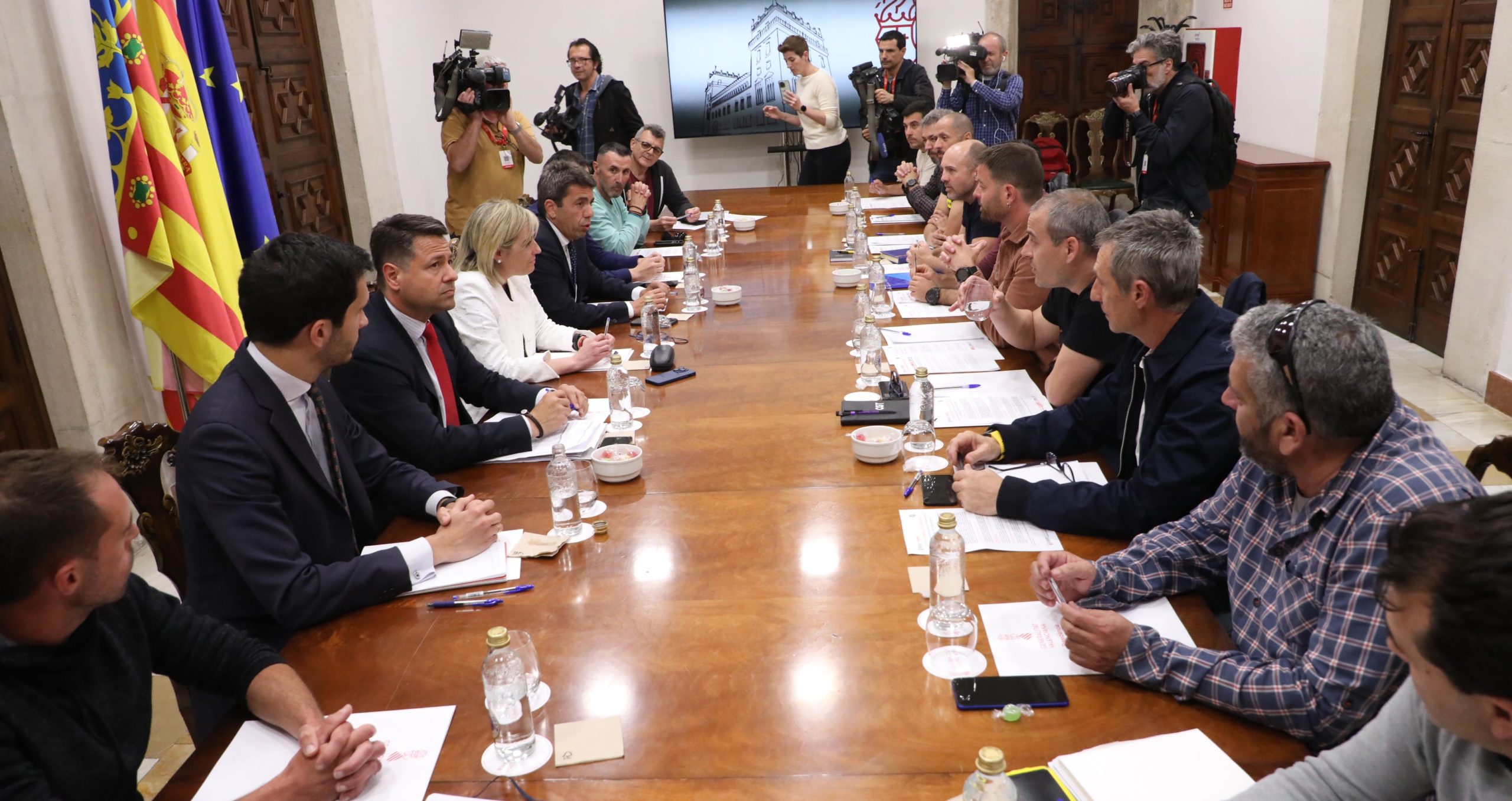 Mazón acorda amb els bombers forestals un pla de xoc per a estabilitzar la plantilla i més recursos