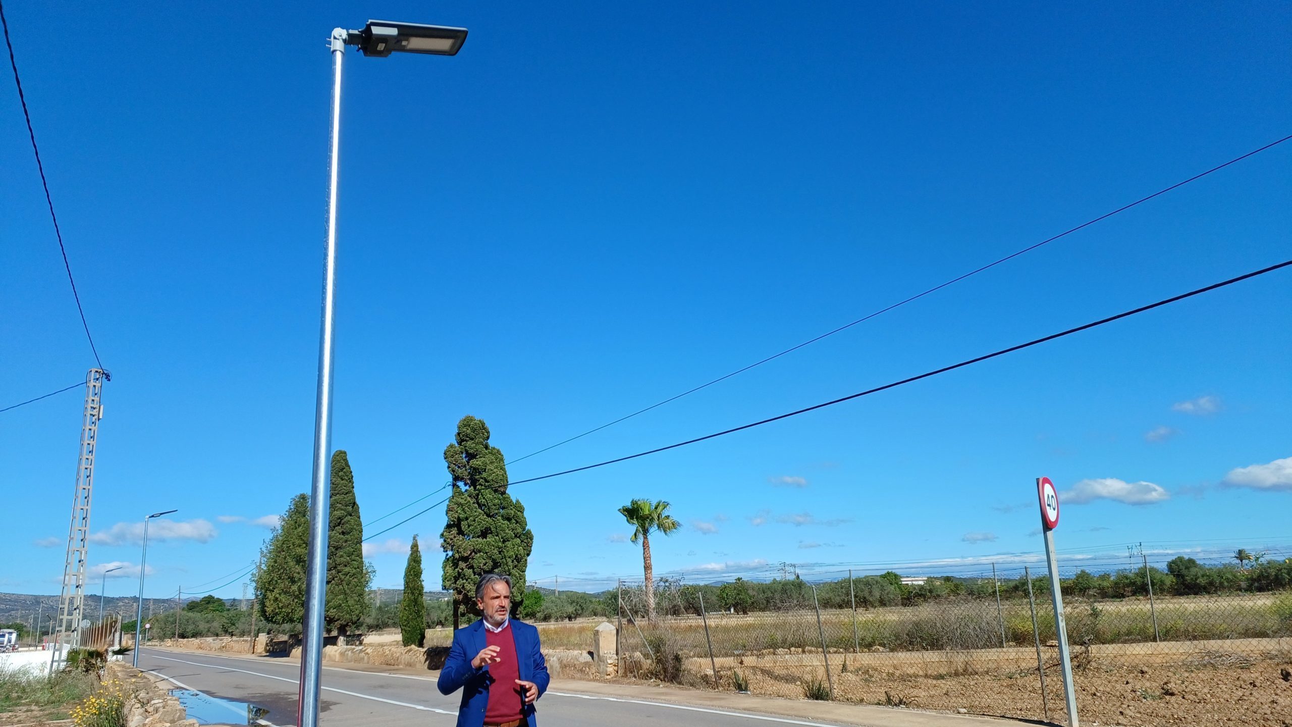 La Brigada instal·la fanals solars al camí de Sant Gregori per a millorar la visibilitat