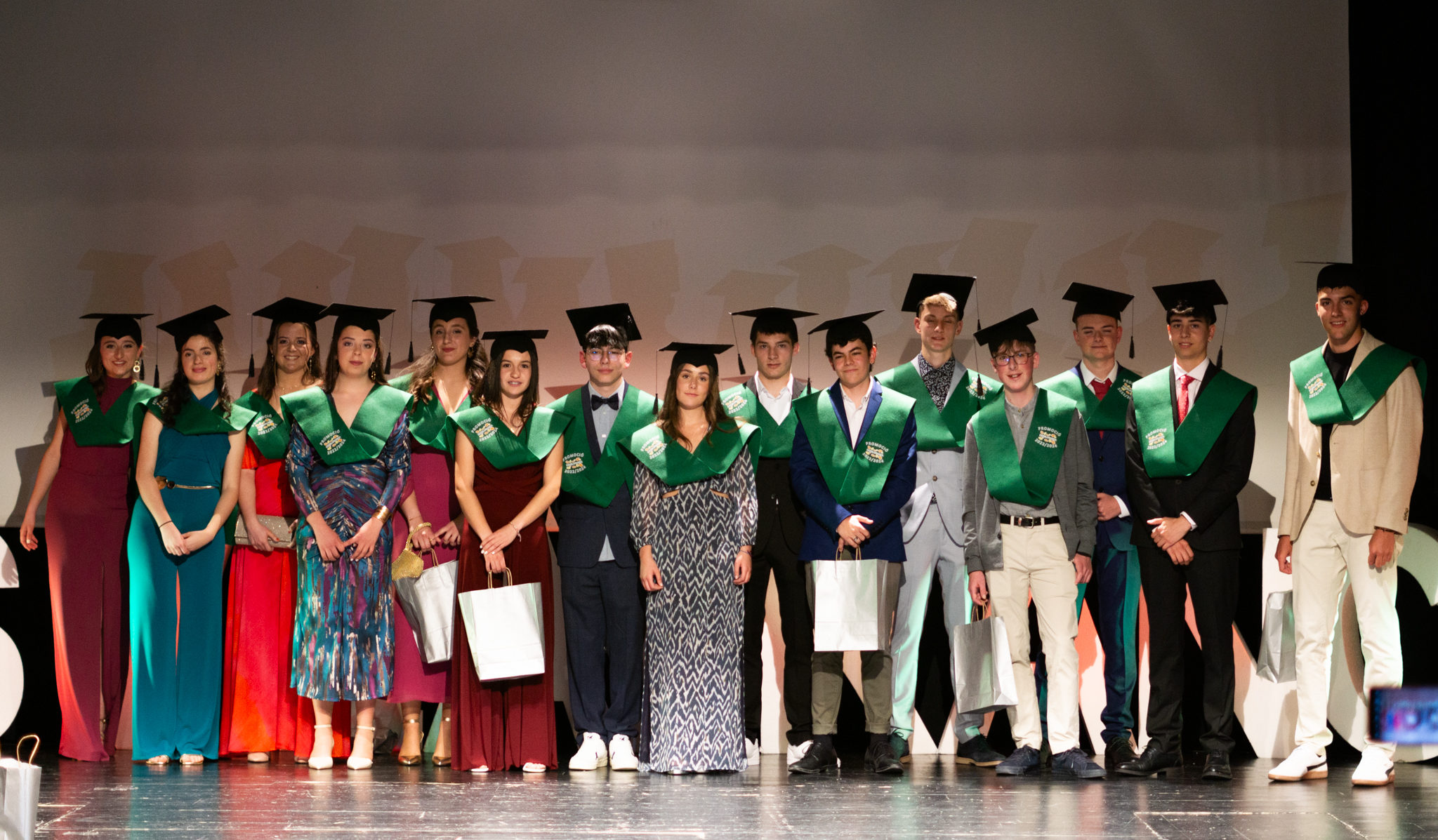 L'alumnat de 2n de batxillerat de l'IES Vilafranca viu una emotiva graduació