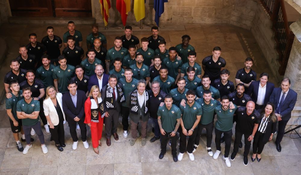 Carlos Mazón rep al Club Esportiu Castelló després del seu ascens a segona divisió
