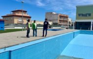Comencen les feines de neteja i manteniment de la piscina municipal de Càlig
