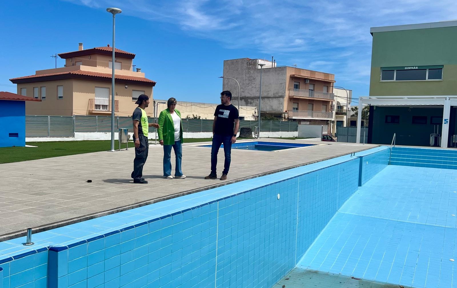 Comencen les feines de neteja i manteniment de la piscina municipal de Càlig
