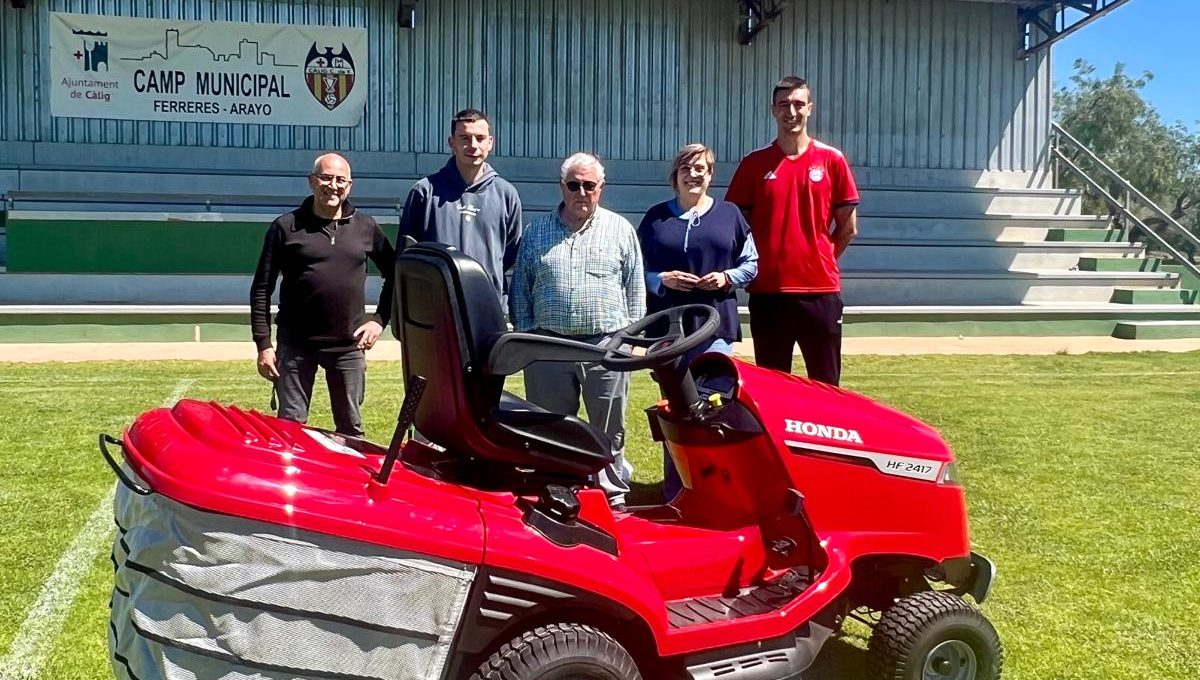 L’Ajuntament de Càlig adquirix una màquina tallagespa per al camp de futbol municipal