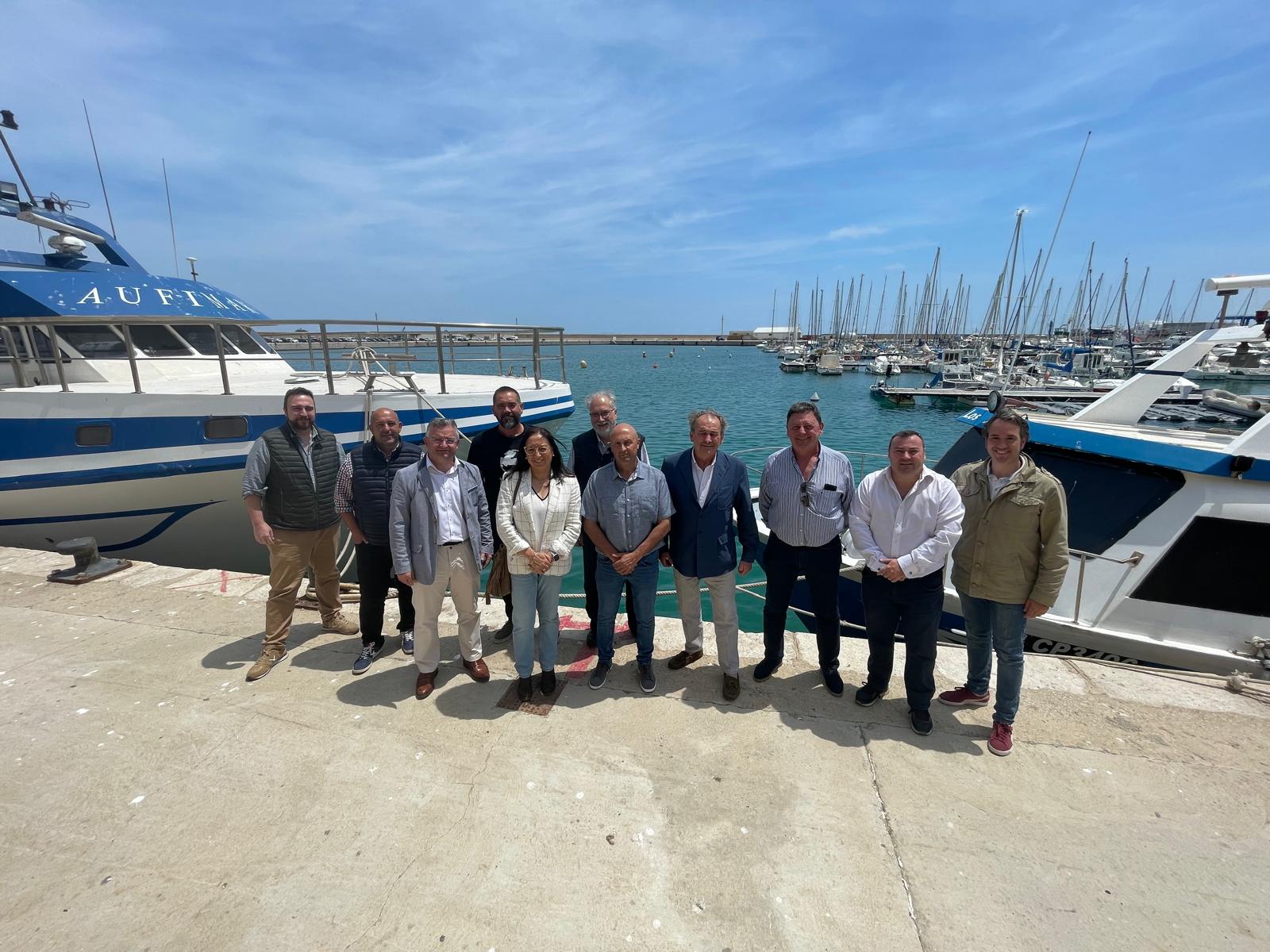 Aguirre mostra el seu suport als pescadors a Vinaròs davant representants de les tres federacions provincials