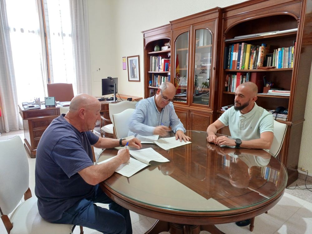 L’alcalde firma els convenis anuals amb Ateneu Maestrat i AFA Benicarló