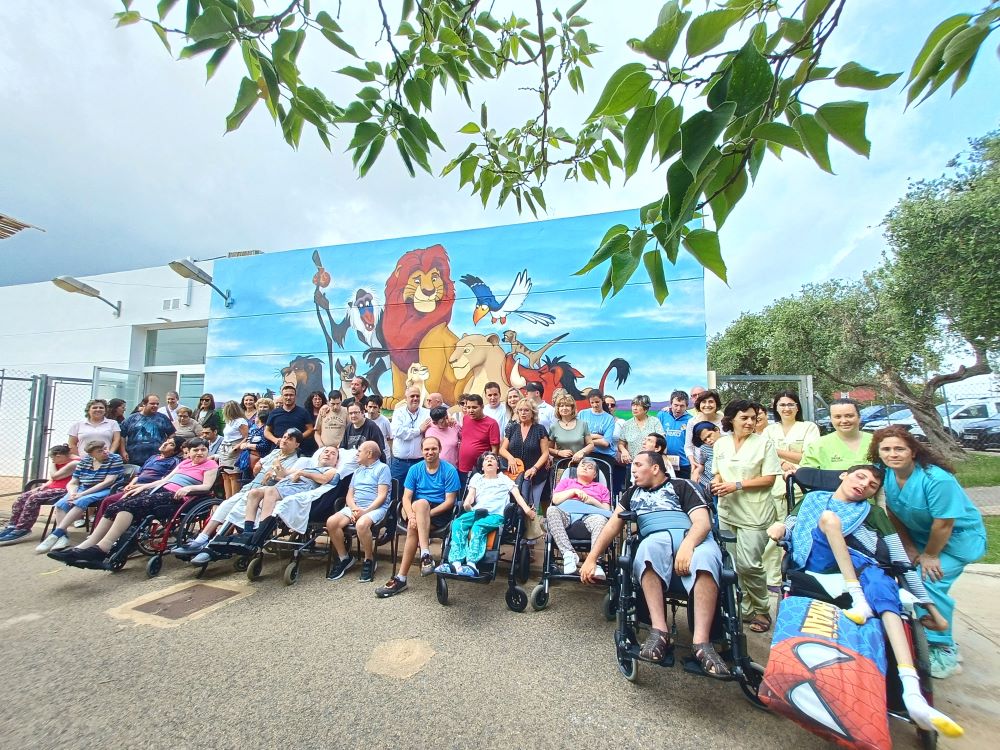 La Residència i Centre de Día El Collet de Benicarló estrena nou espai exterior decorat amb un gran mural