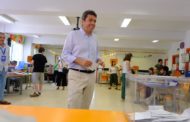 El president de la Generalitat, Carlos Mazón, exercix el seu dret al vot a Alacant