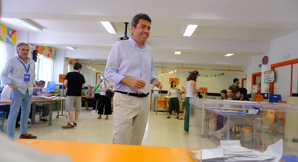 El president de la Generalitat, Carlos Mazón, exercix el seu dret al vot a Alacant