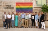 Col·locació de la bandera del Dia de l'Orgull en les Corts