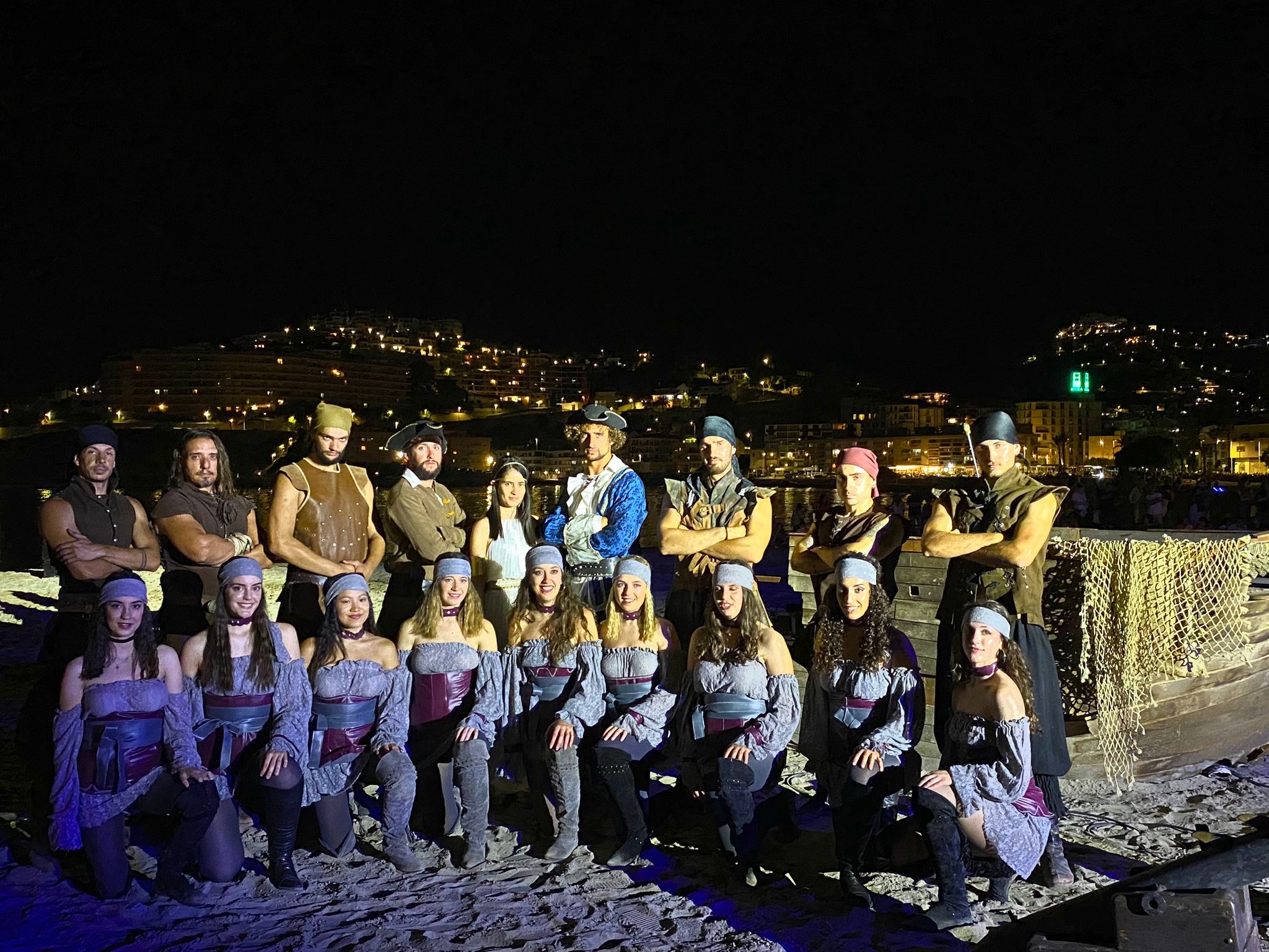 Peníscola dona la benvinguda a l'estiu amb un desembarcament «Pirata»