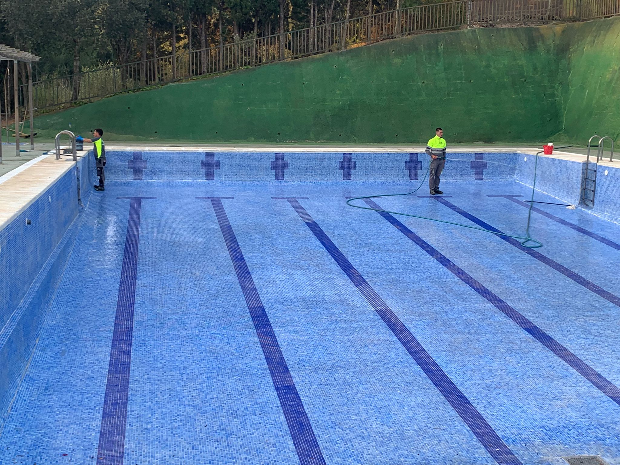 Santa Magdalena treballa en la posada a punt de les piscines municipals