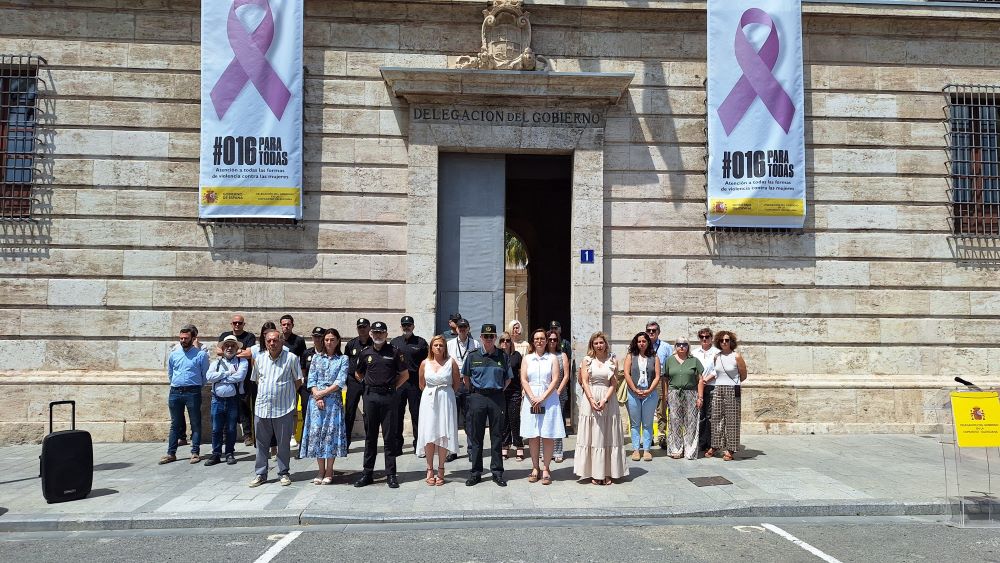 Minut de silenci en condemna per l'assassinat masclista de Villena