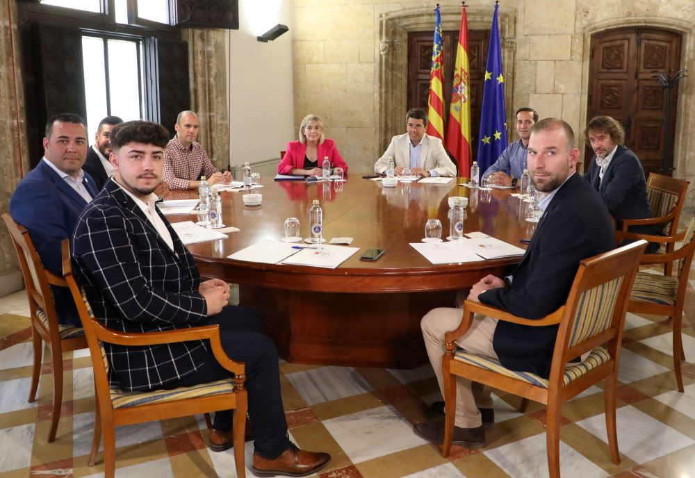 Carlos Mazón manté una trobada amb la Federació de Penyes Taurines de Bous al Carrer
