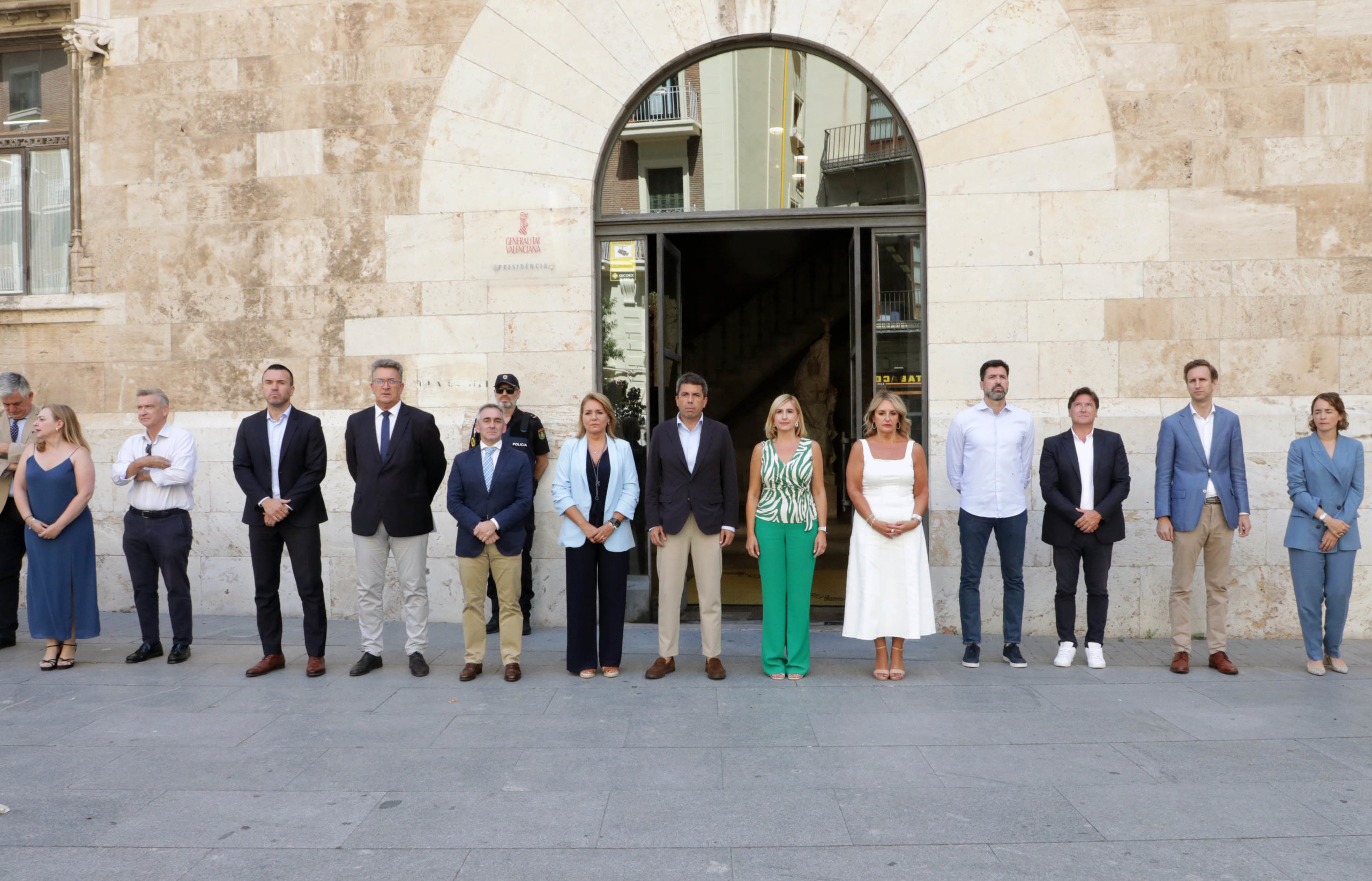 Carlos Mazón presidix el minut de silenci per les últimes víctimes de violència contra la dona