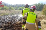 Els bombers intervenen en un Incendi forestal a Ortells