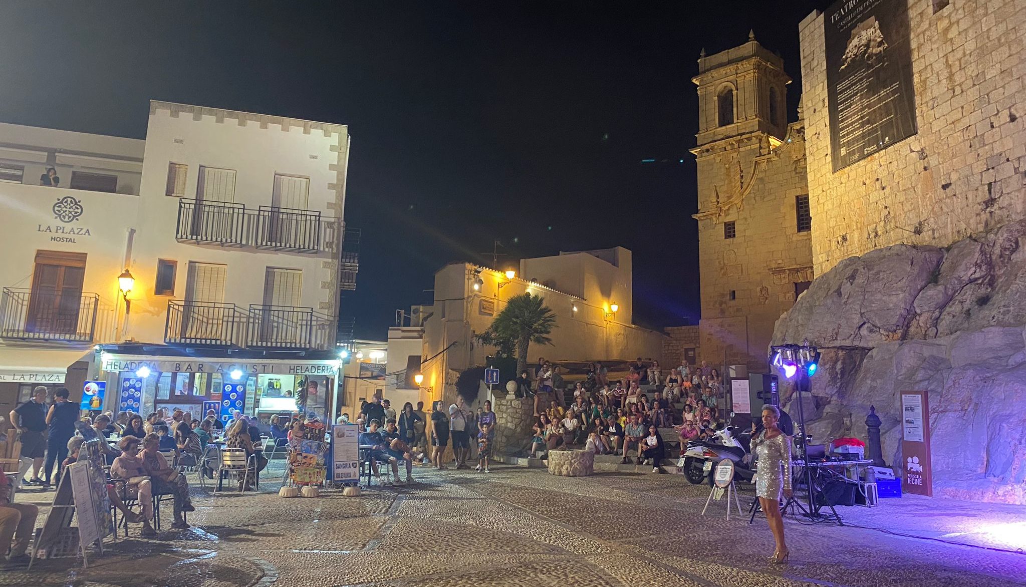 Peníscola programa xous musicals, actuacions d'humoristes, teatre i màgia en el nucli antic
