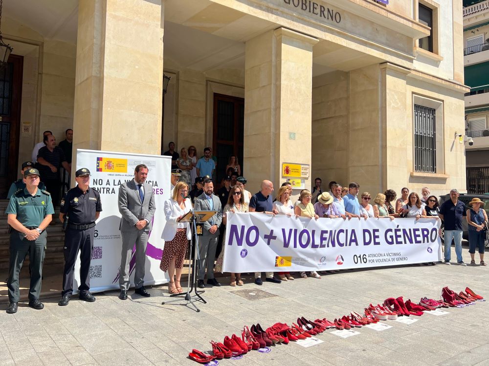Minut de silenci en condemna dels últims feminicidis