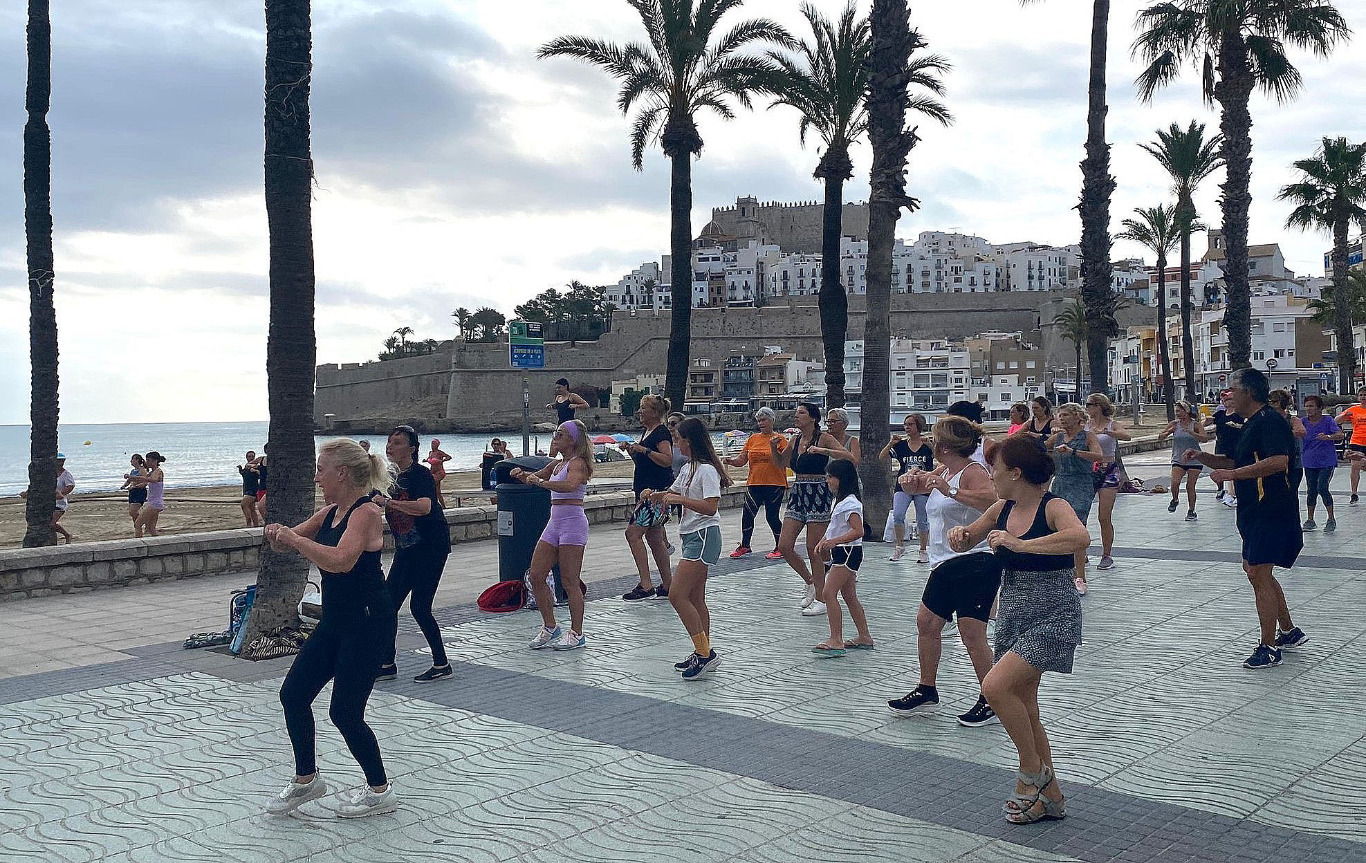 Peníscola programa esport i activitats infantils a la platja i passeig